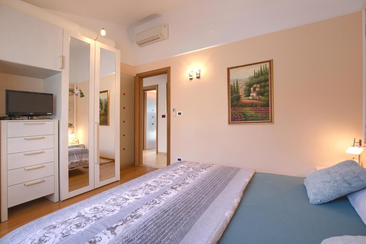 Appartamento Tomisha Pjescana Uvala Esterno foto